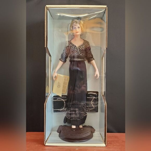 Diana Princess of Wales Porcelain Portrait Doll - Picture 7 of 11